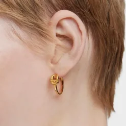Brincos de argola curtos banhados a ouro de 18 K sobre prata e motivo TOUS MANIFESTO