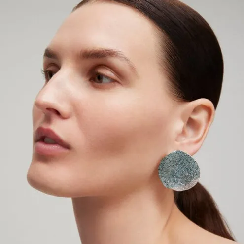 Brincos grandes ATELIER Nenufar em Ouro com Diamantes azuis