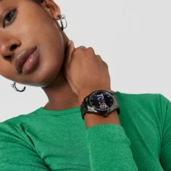 Relógio analógico com bracelete em aço IP preto e cristais T-Logo