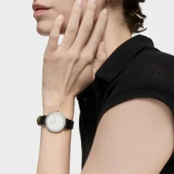 Relógio com movimento suíço analógico em aço, 0,49 ct em diamantes e pulseira de couro preto Les Classiques