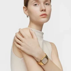 Relógio digital com bracelete em aço IPG dourado e caixa com ledes D-BEAR